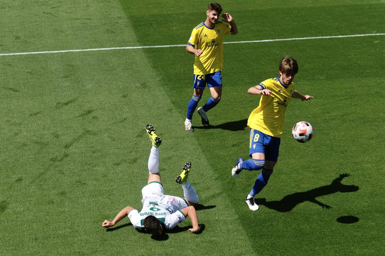 Las lágrimas de algunos jugadores del Córdoba CF tras caer ante el Cádiz B, en imágenes