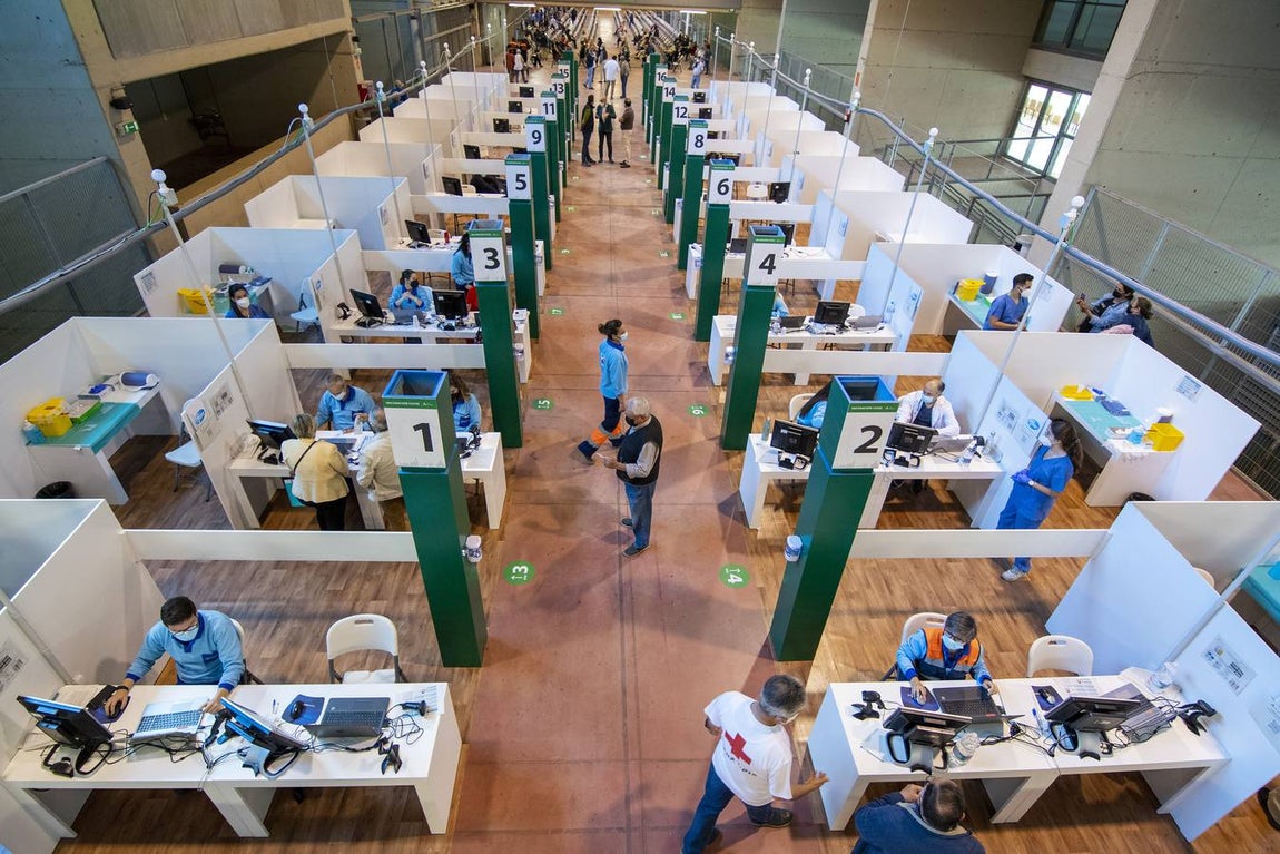 Vacunación masiva en el estadio de la Cartuja