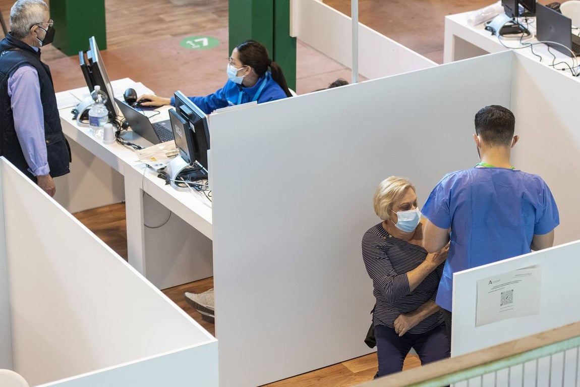 Vacunación masiva en el estadio de la Cartuja