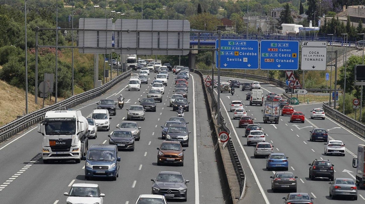 Tráfico intenso en las salidas de Sevilla aprovechando el primer fin de semana con movilidad entre provincias