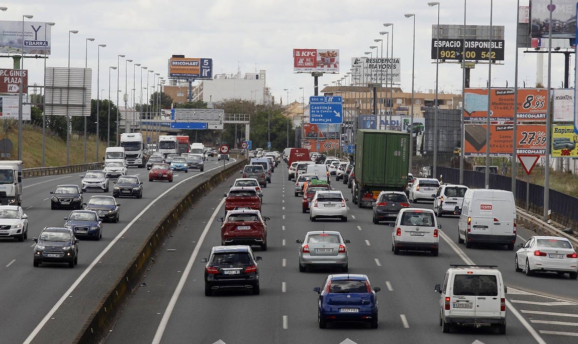 Tráfico intenso en la salida de Sevilla