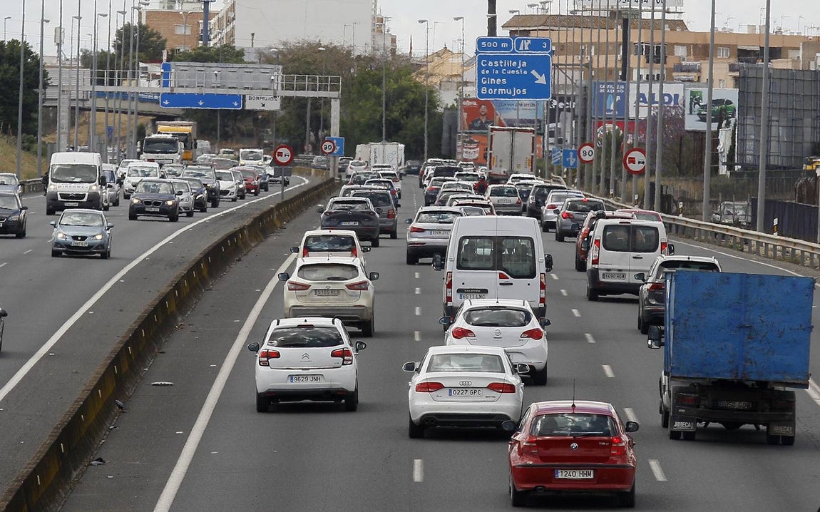 Tráfico intenso en la salida de Sevilla