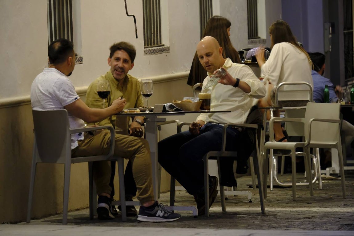 Ambiente en el Centro de Sevilla con el fin del toque de queda