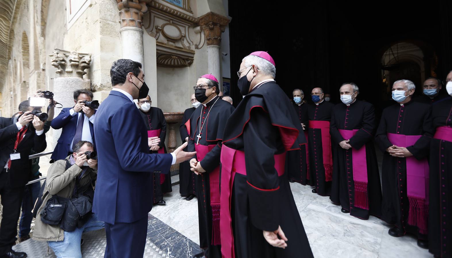 La visita del Nuncio del Papa y Juanma Moreno a las obras del Palacio Episcopal de Córdoba, en imágenes