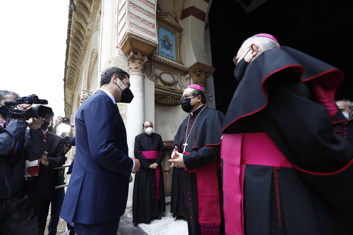 La visita del Nuncio del Papa y Juanma Moreno a las obras del Palacio Episcopal de Córdoba, en imágenes