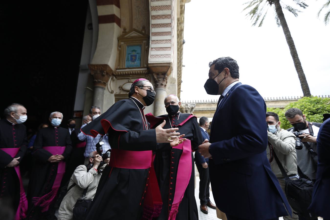 La visita del Nuncio del Papa y Juanma Moreno a las obras del Palacio Episcopal de Córdoba, en imágenes