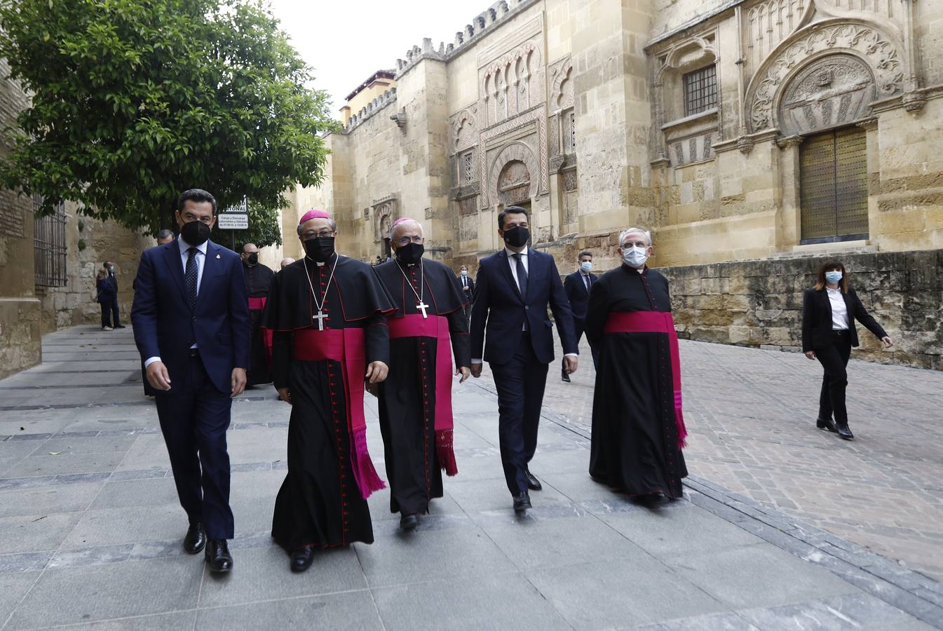 La visita del Nuncio del Papa y Juanma Moreno a las obras del Palacio Episcopal de Córdoba, en imágenes