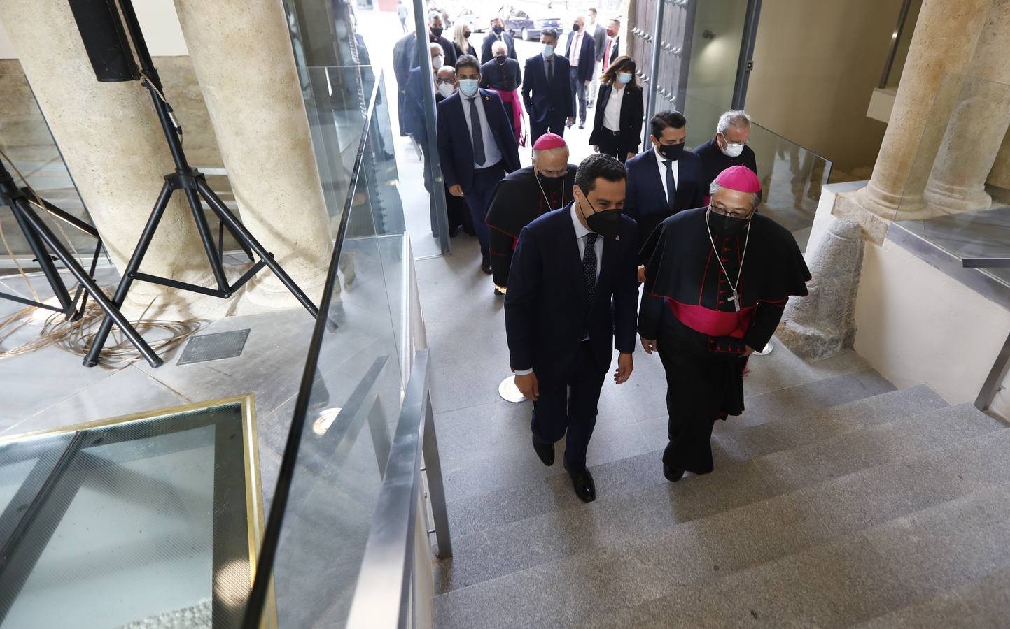 La visita del Nuncio del Papa y Juanma Moreno a las obras del Palacio Episcopal de Córdoba, en imágenes