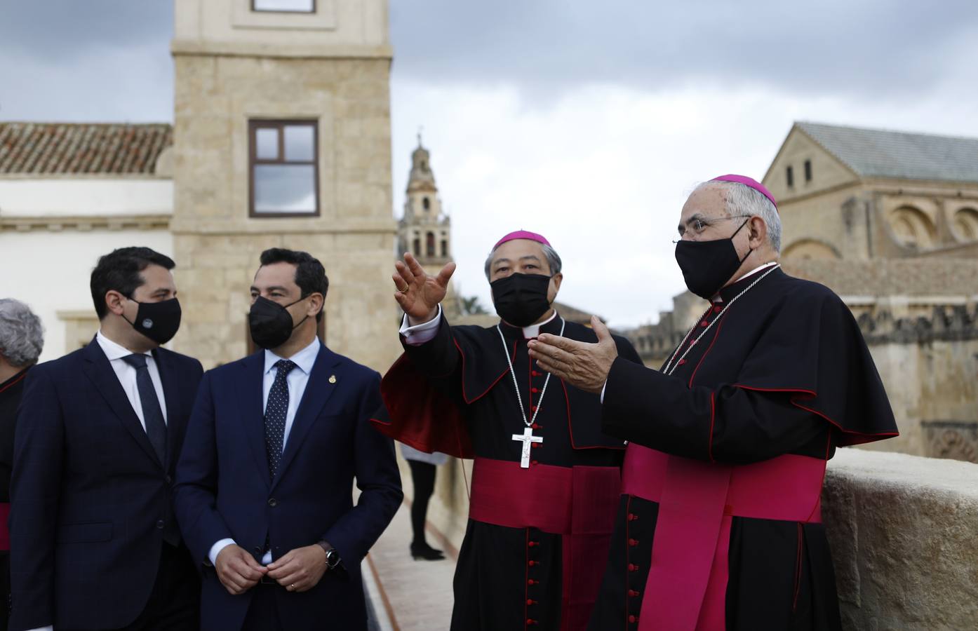La visita del Nuncio del Papa y Juanma Moreno a las obras del Palacio Episcopal de Córdoba, en imágenes