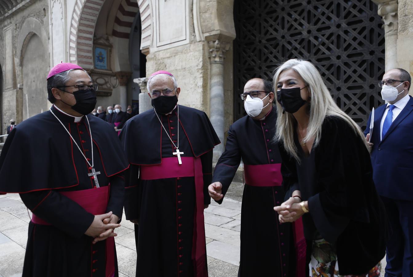 La visita del Nuncio del Papa y Juanma Moreno a las obras del Palacio Episcopal de Córdoba, en imágenes