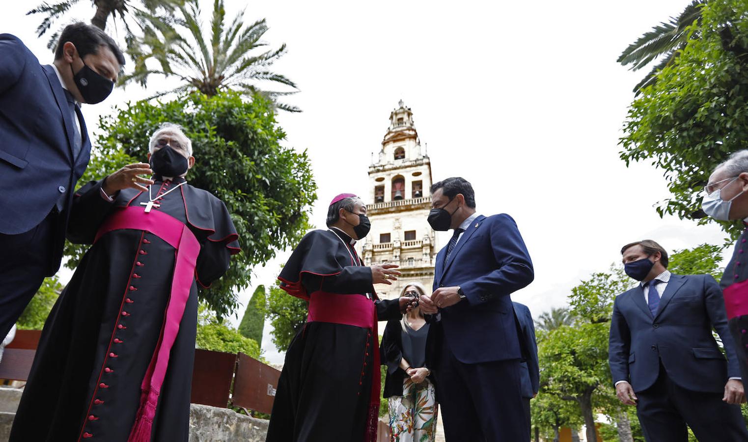 La visita del Nuncio del Papa y Juanma Moreno a las obras del Palacio Episcopal de Córdoba, en imágenes