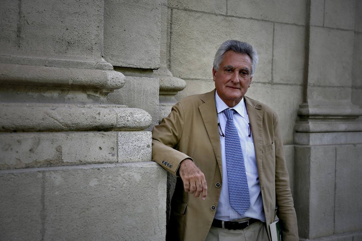 Medalla de la ciudad al catedrático de Ecología de la Universidad de Sevilla Enrique Figueroa por su contribución a la formación en la Universidad de Sevilla, por su lucha para la preservación el medio ambiente, por su colaboración desinteresada con las instituciones, por su compromiso con los colectivos más vulnerables