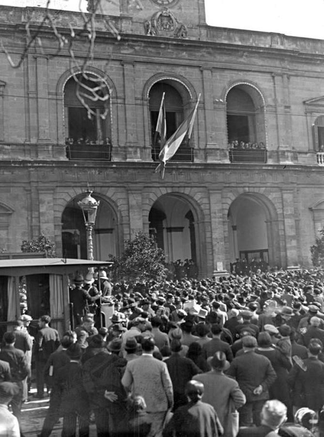 Izado de la bandera de Andalucía en el Ayuntamiento, en 1932