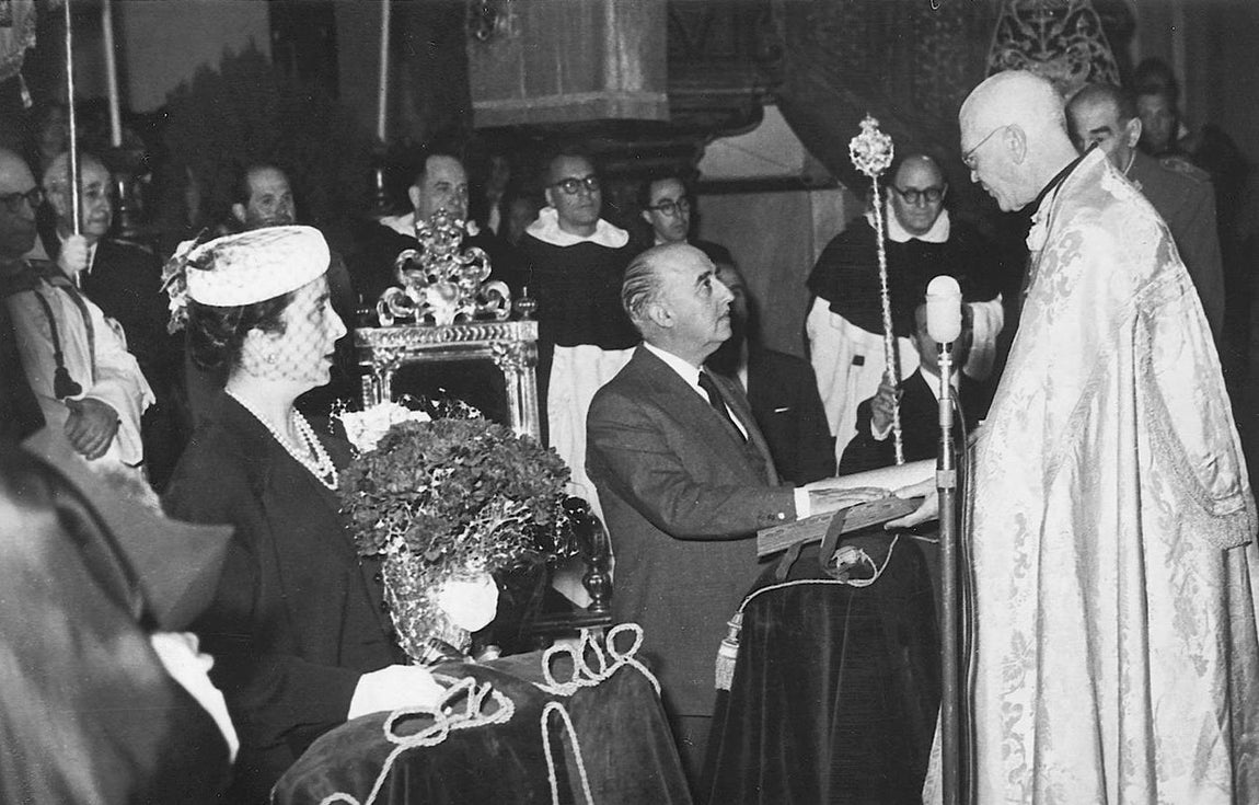 Francisco Franco y Carmen Polo juran como hermanos de la Esperanza de Triana en la parroquia de San Jacinto, ante el canónigo y capellán real Sebastián y Bandarán. Año 1953