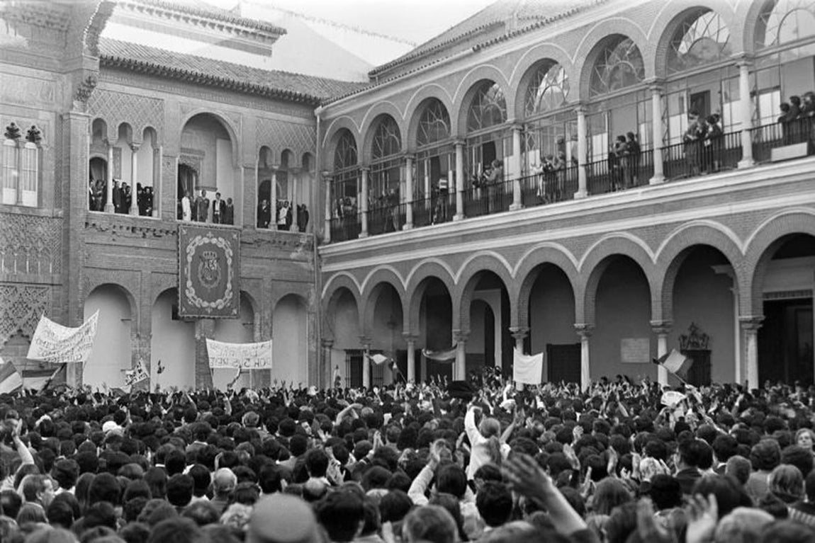 Primera visita de los Reyes de España a Sevilla tras su proclamación. Año 1975