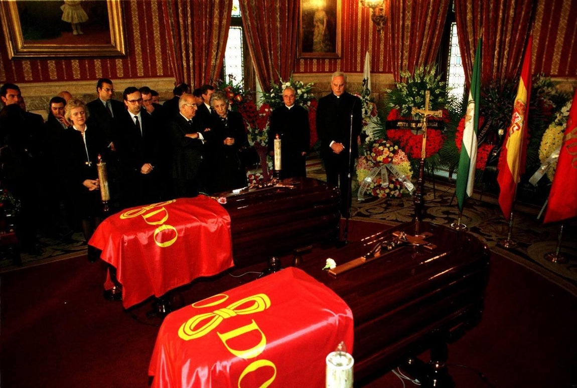 Capilla ardiente de Alberto Jiménez Becerril y Acensión García Ortiz, asesinados por ETA, en el Ayuntamiento. Año 1998