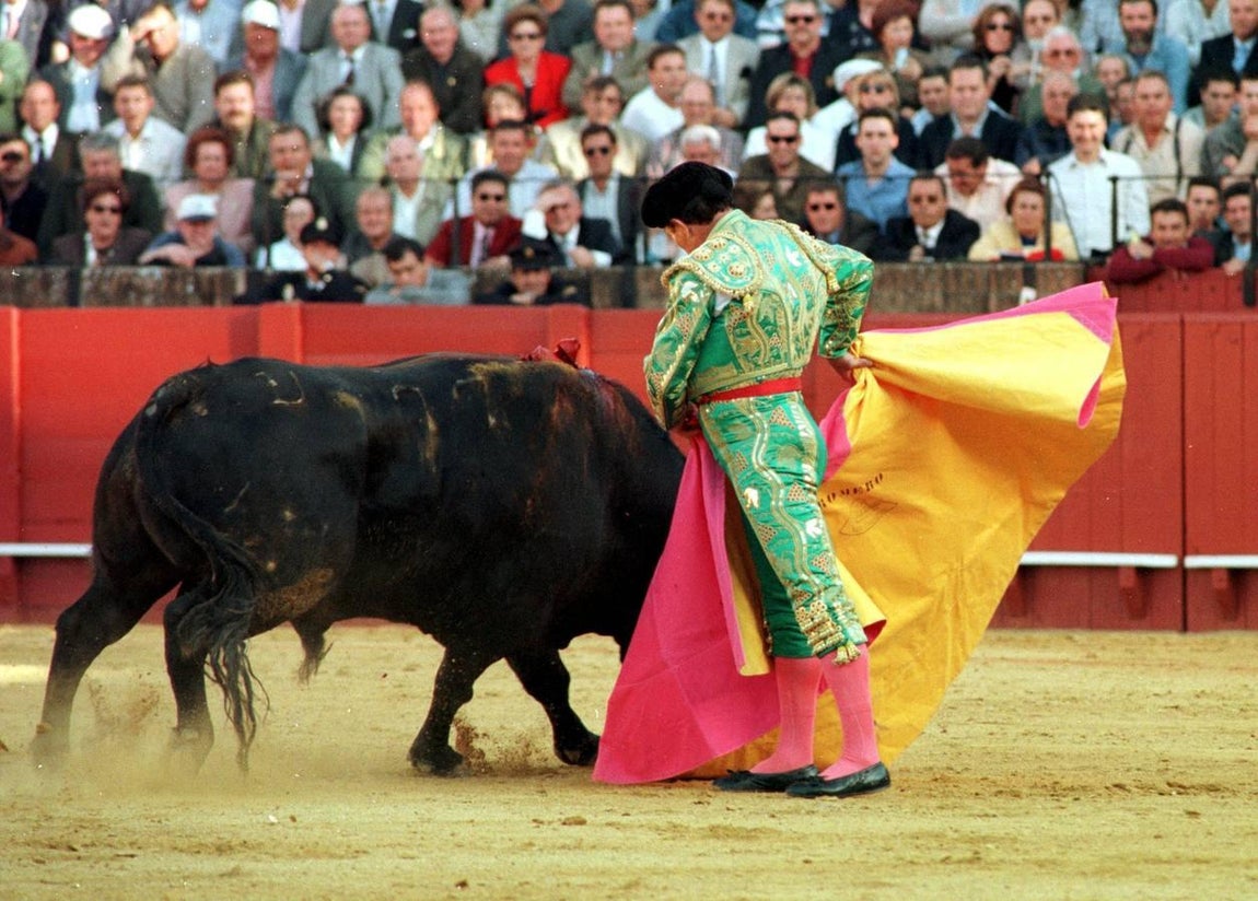 Genial media verónica del maestro Curro Romero. Año 1999
