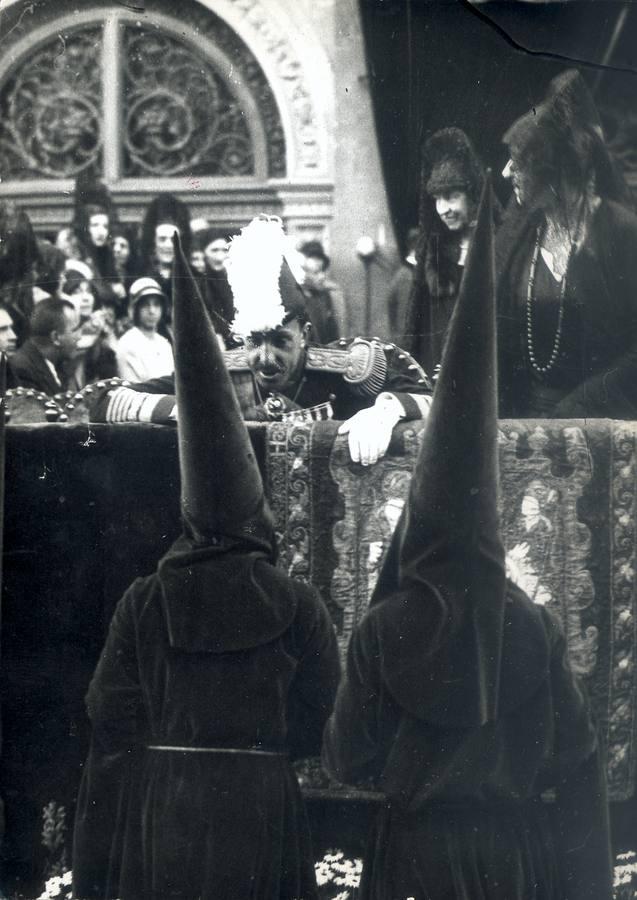 El Rey Alfonso XIII en los palcos de la Plaza de San Francisco en 1930