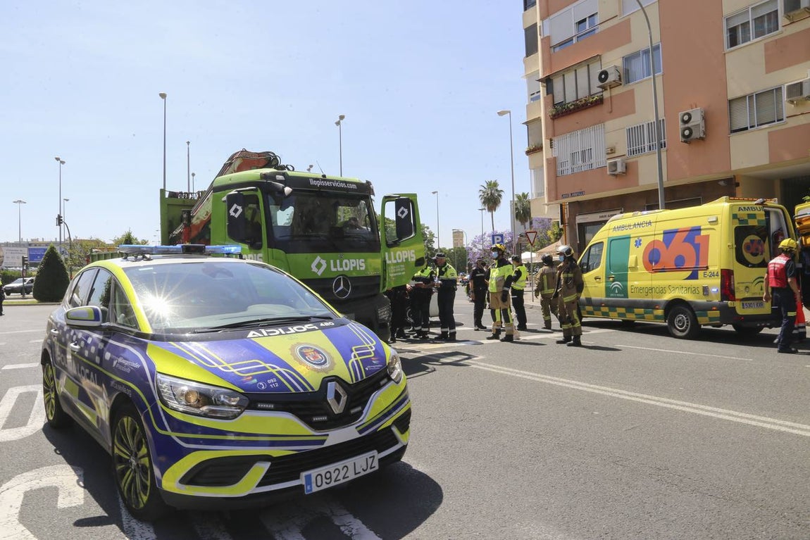 Miembros de los servicios de emergencias en el lugar del atropello