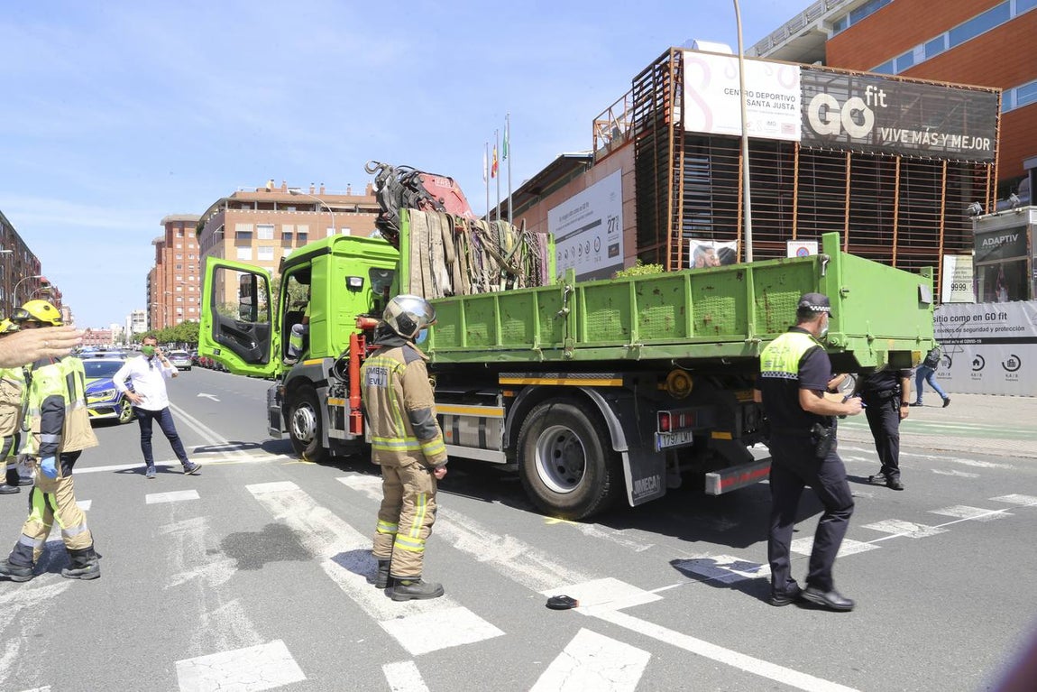 Miembros de los servicios de emergencias en el lugar del atropello