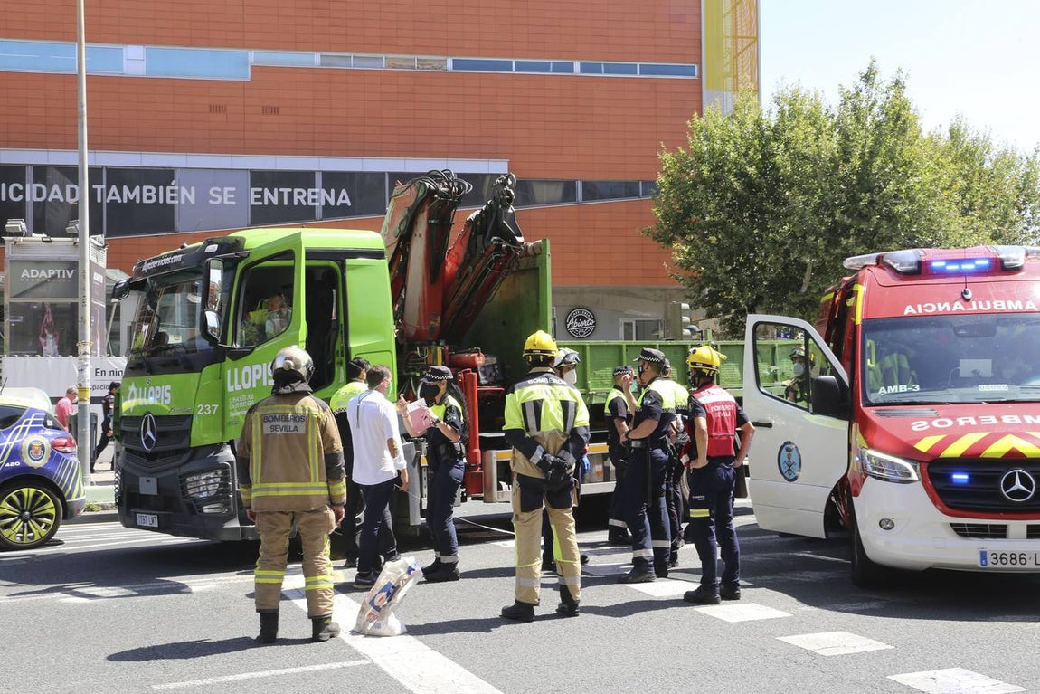 Miembros de los servicios de emergencias en el lugar del atropello