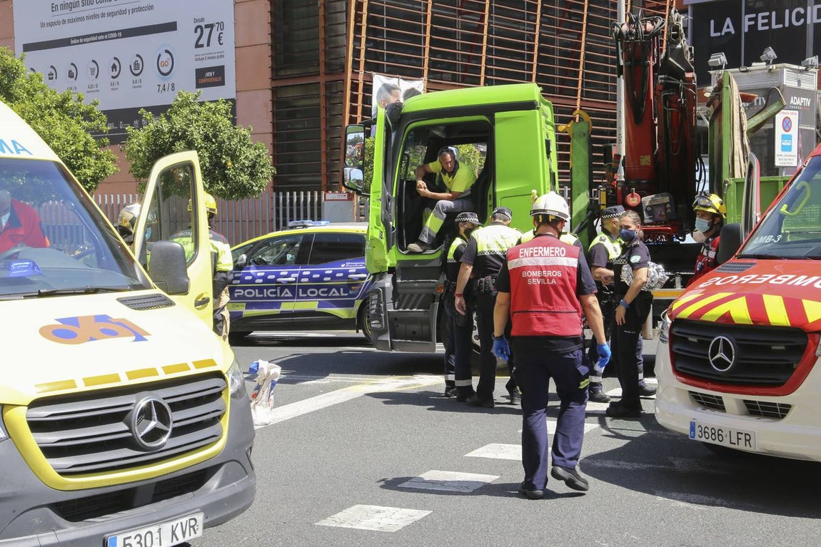 Miembros de los servicios de emergencias en el lugar del atropello
