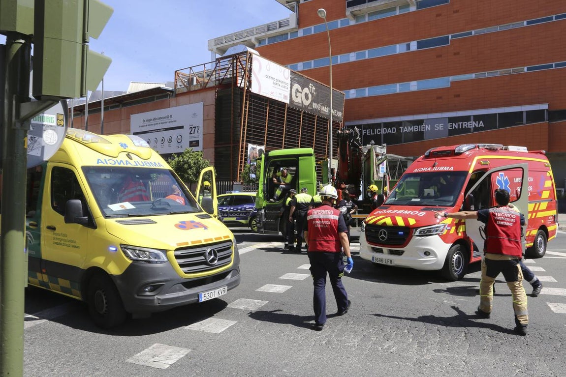 Miembros de los servicios de emergencias en el lugar del atropello