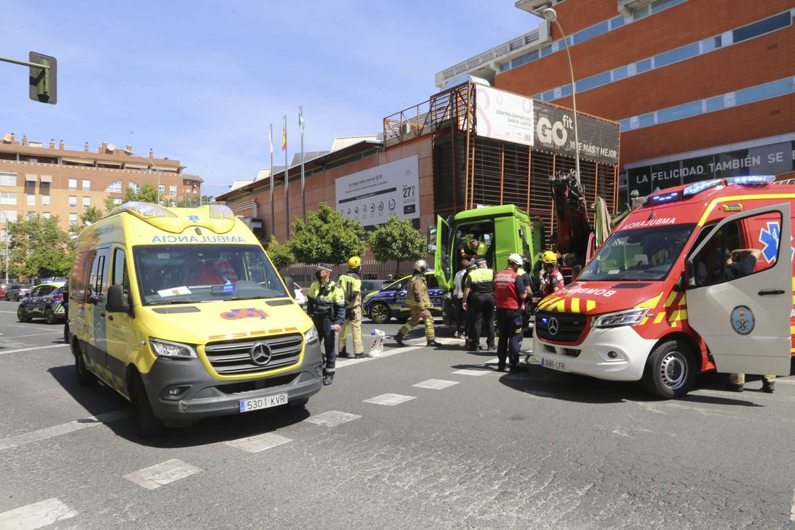 Miembros de los servicios de emergencias en el lugar del atropello