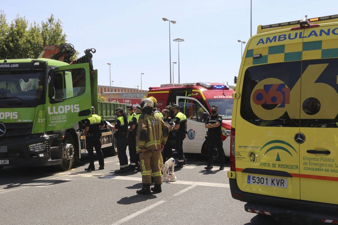 Miembros de los servicios de emergencias en el lugar del atropello
