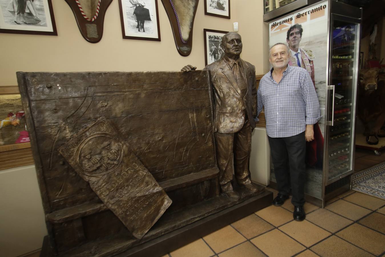 El monumento a Diodoro Canorea pasa a decorar el Mesón del Serranito de Sevilla