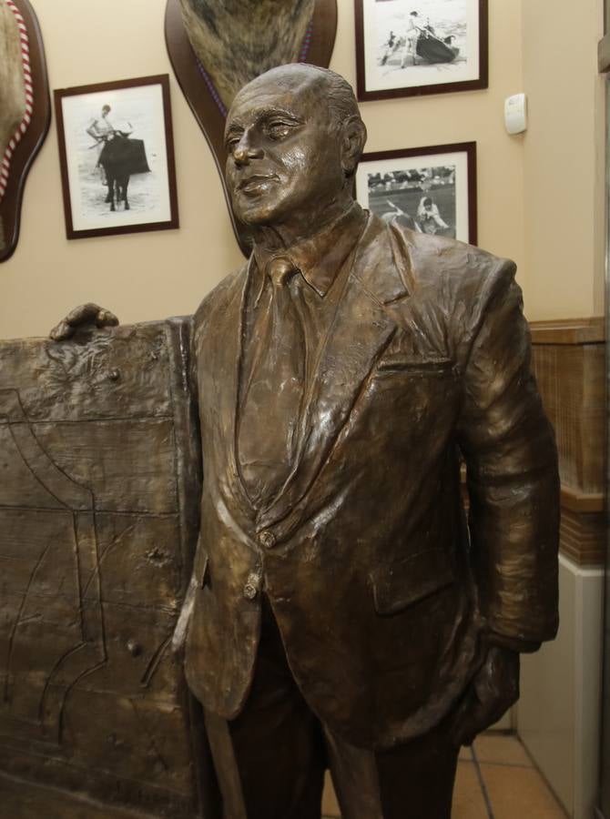 Monumento dedicado a Diodoro Canorea instalado en el Mesón El Serranito de la calle Antonia Díaz
