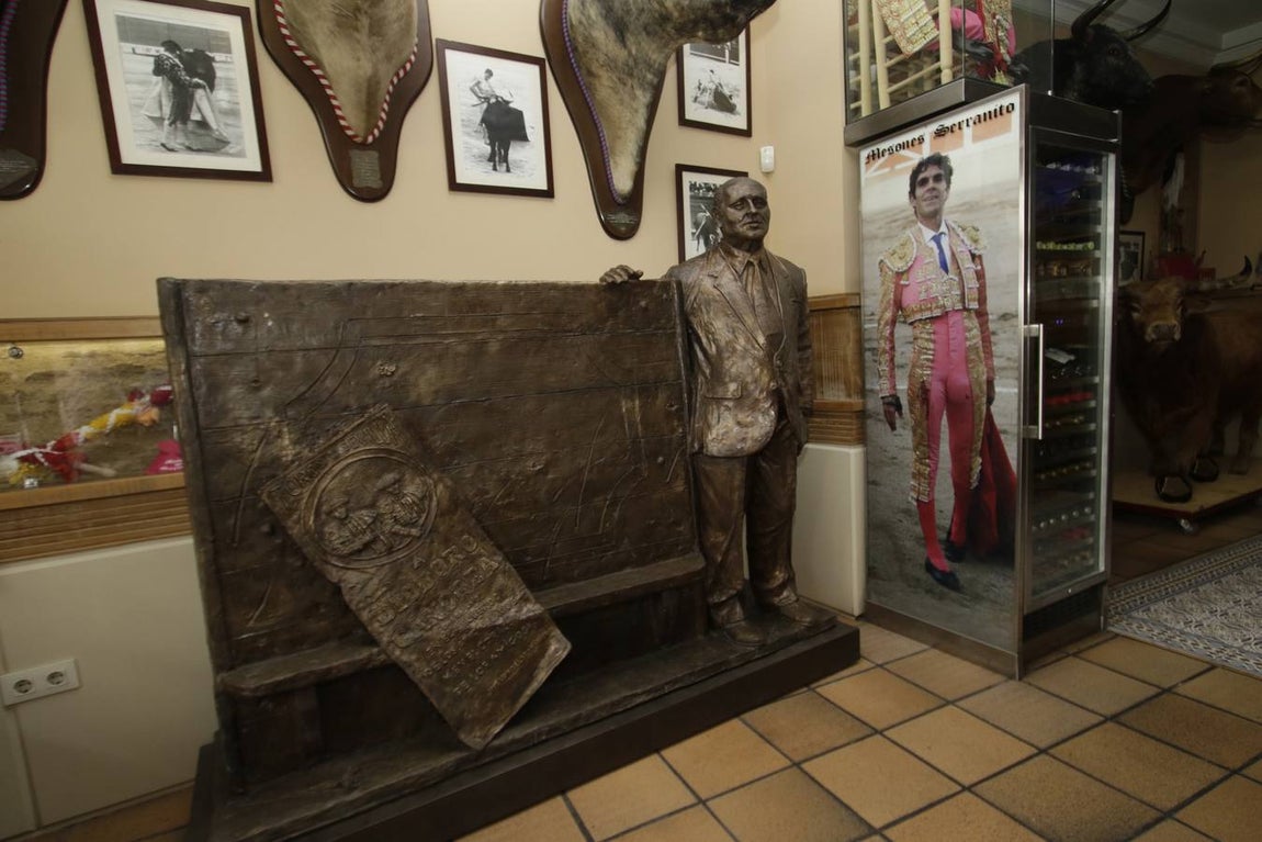 Monumento dedicado a Diodoro Canorea instalado en el Mesón El Serranito de la calle Antonia Díaz