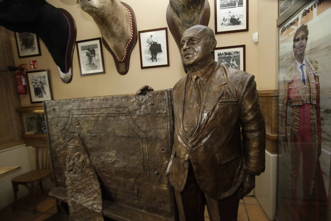 Monumento dedicado a Diodoro Canorea instalado en el Mesón El Serranito de la calle Antonia Díaz