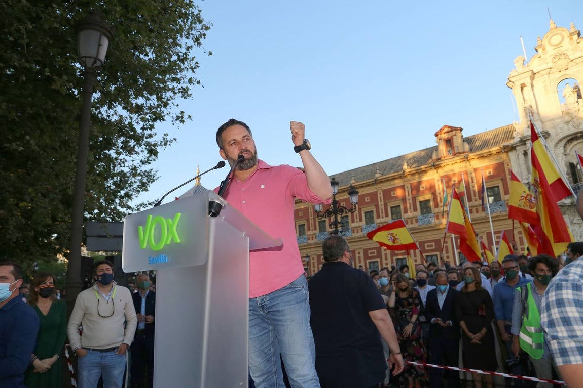 En imágenes, protesta de Santiago Abascal frente al Palacio de San Telmo de Sevilla