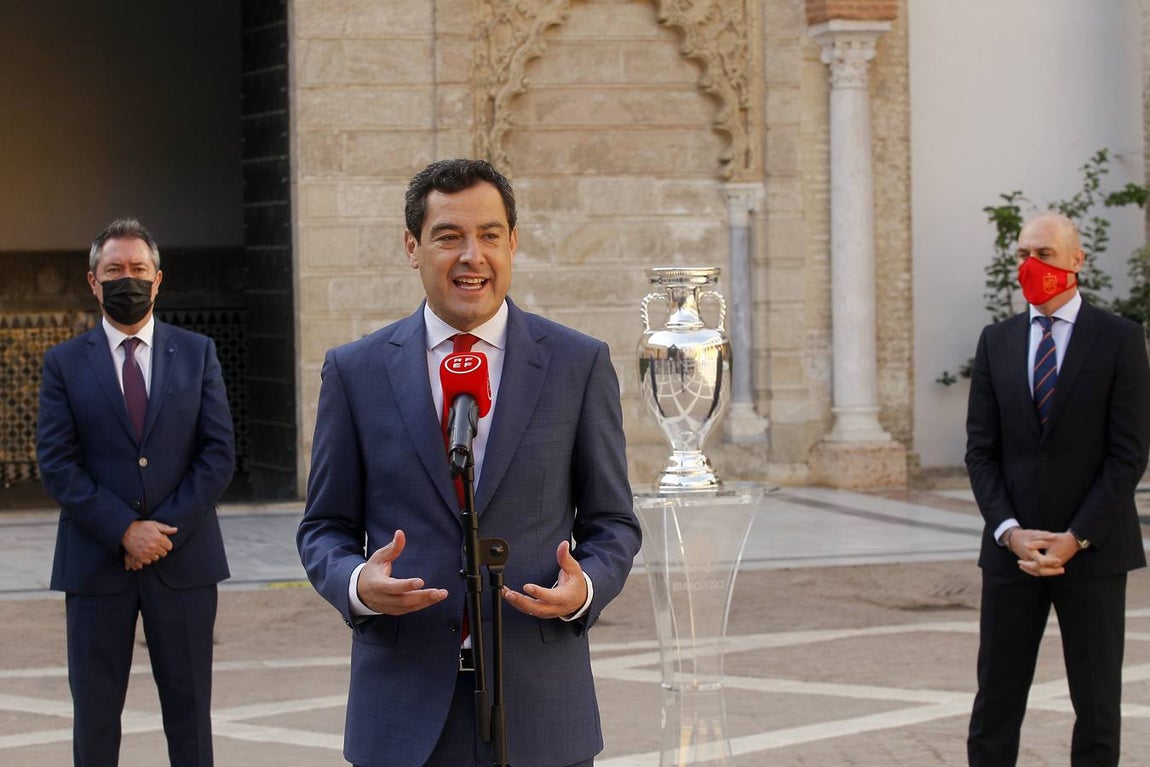 Instante del acto de la foto oficial del trofeo de la Eurocopa en Sevilla