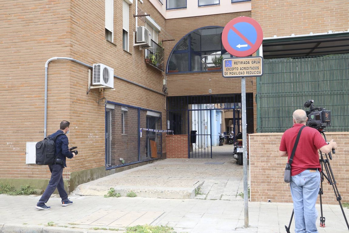 En imágenes, conmoción en Pino Montano por el asesinato de una mujer