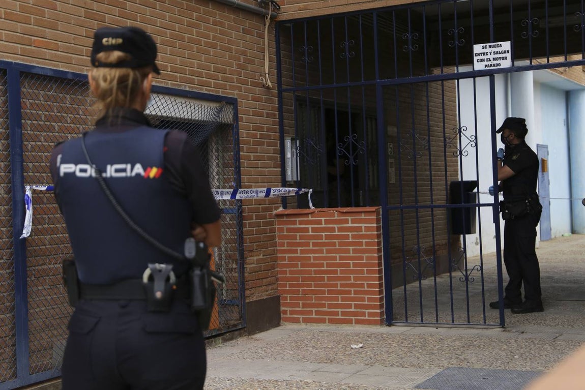 En imágenes, conmoción en Pino Montano por el asesinato de una mujer