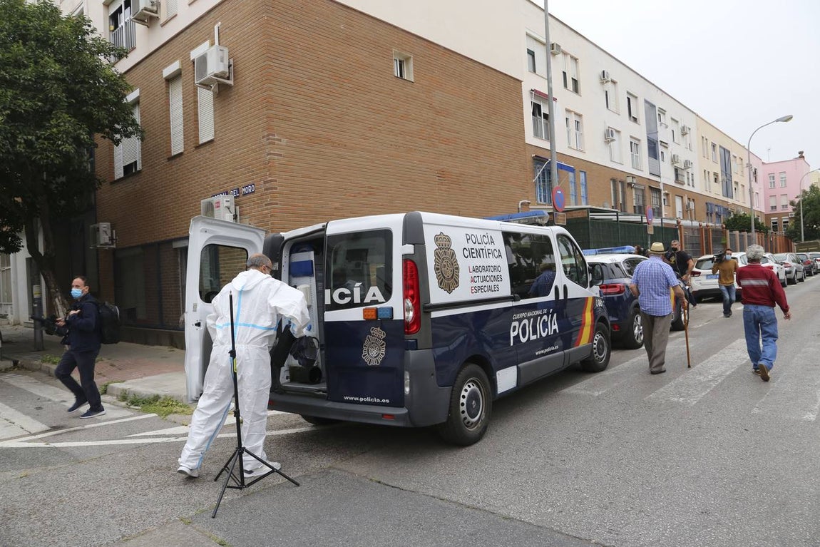 En imágenes, conmoción en Pino Montano por el asesinato de una mujer