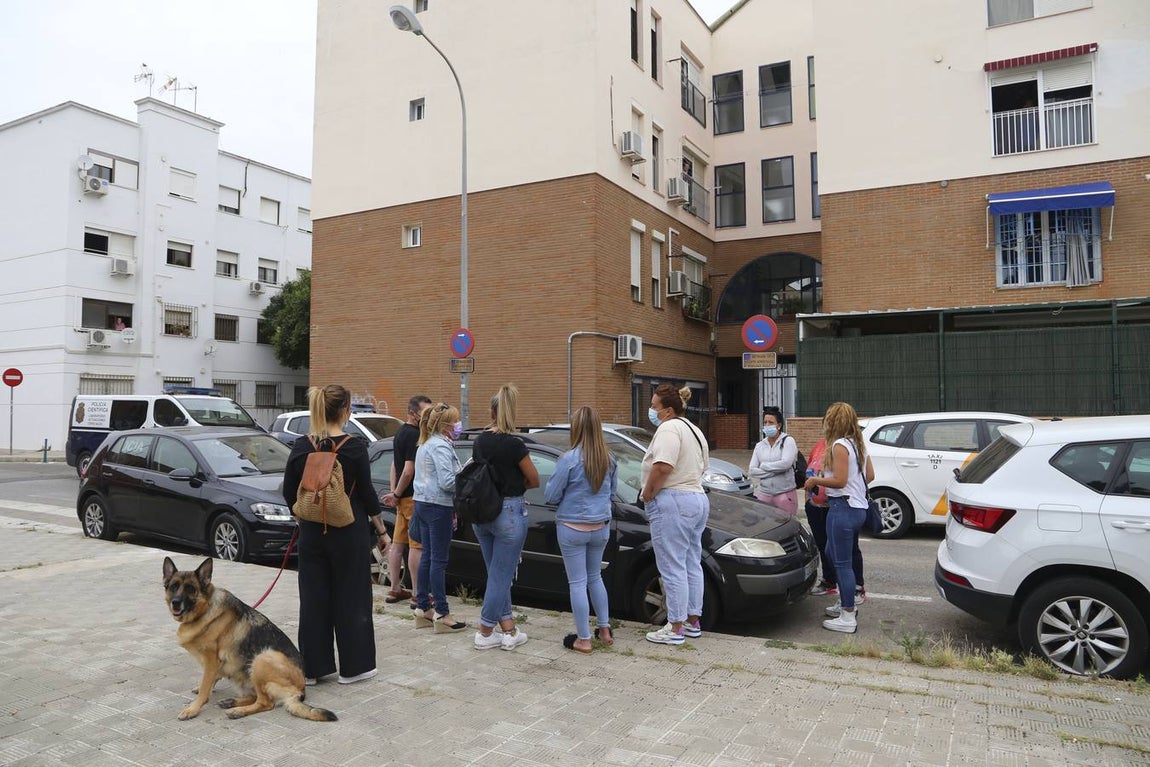 En imágenes, conmoción en Pino Montano por el asesinato de una mujer