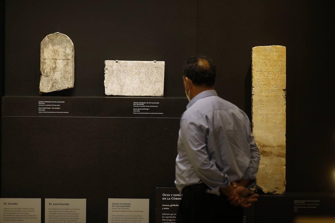 Un hombre observa las estelas dedicadas a tres gladiadores que pueden verse en el Arqueológico de Córdoba. Corresponden a Amandus, Actius y Probus