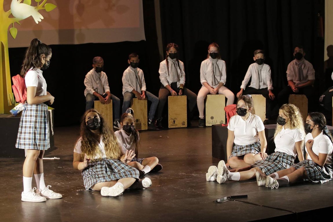 Alumnos de la Escuela de Arte de la Fundación Alalá representando la obra 'El árbol del flamenco'.
