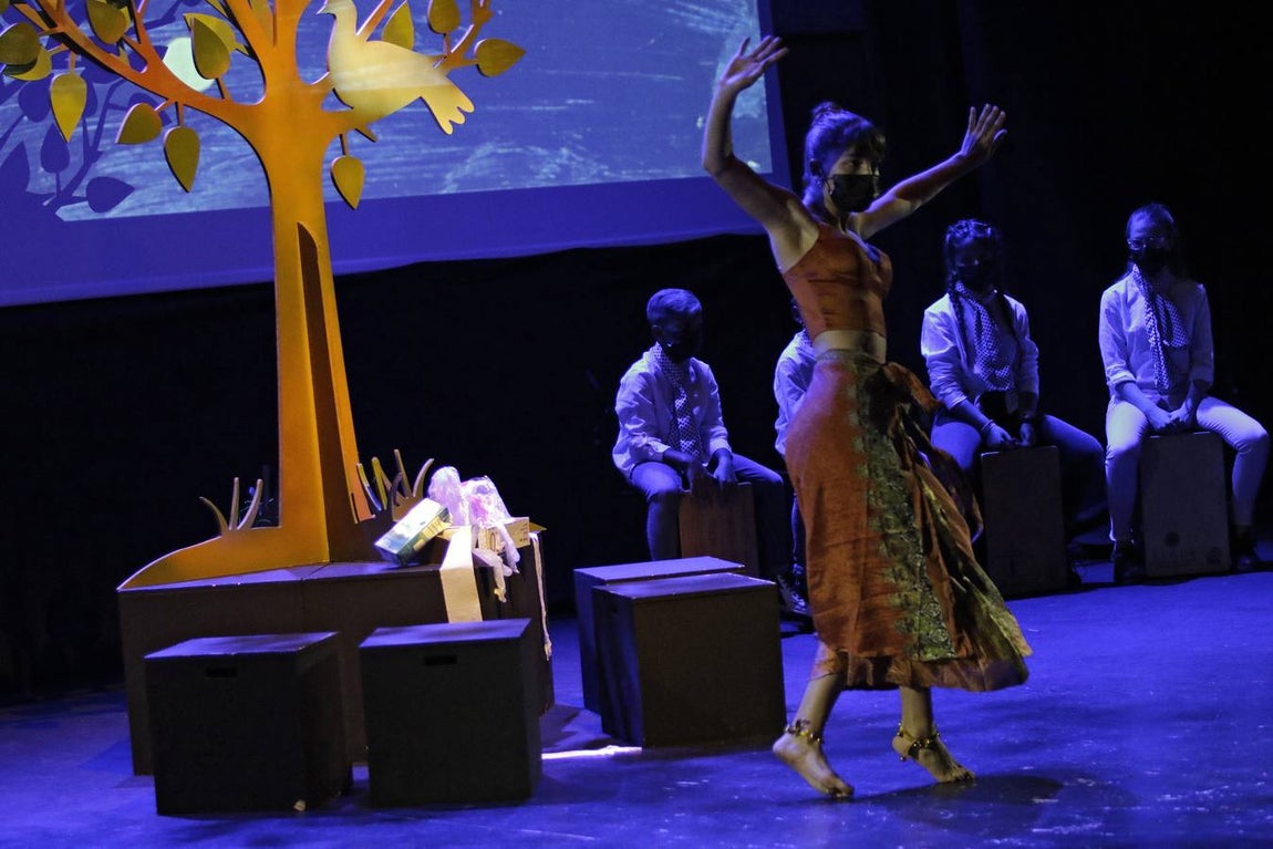 Alumnos de la Escuela de Arte de la Fundación Alalá representando la obra 'El árbol del flamenco'.