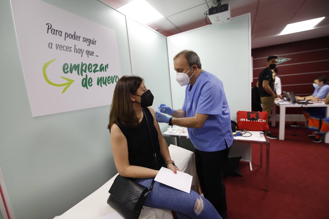 La vacunación de trabajadores de El Corte Inglés de Córdoba, en imágenes