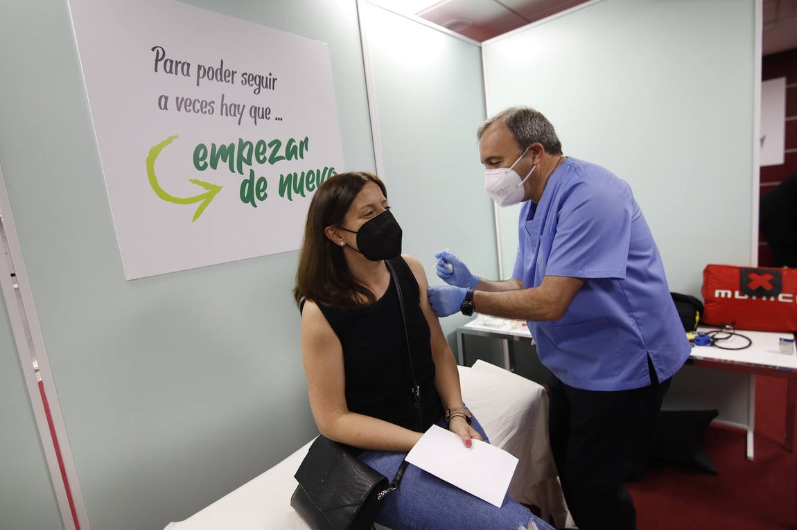 La vacunación de trabajadores de El Corte Inglés de Córdoba, en imágenes