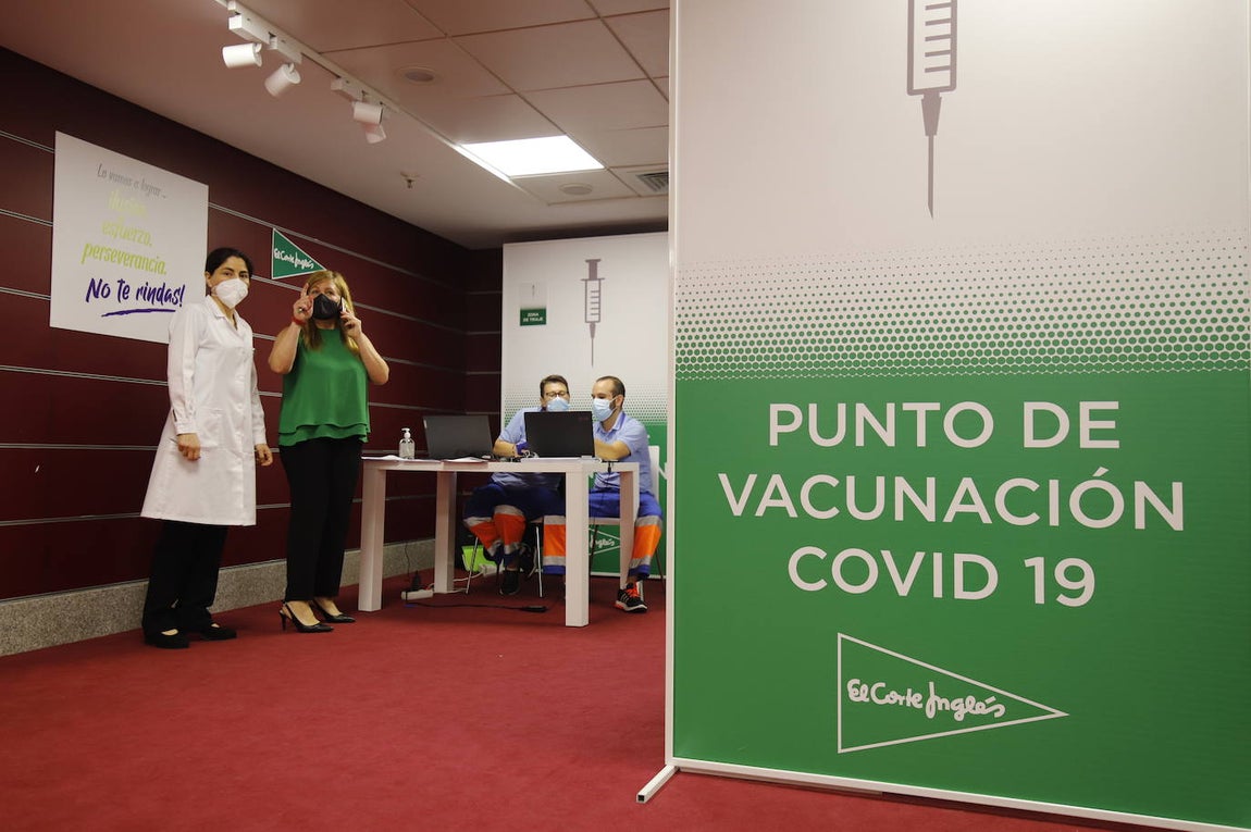 La vacunación de trabajadores de El Corte Inglés de Córdoba, en imágenes