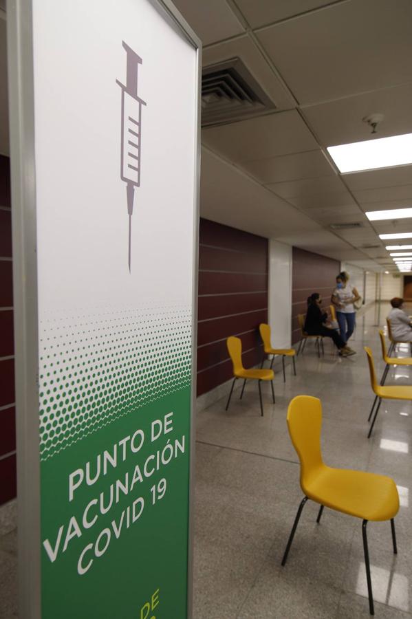 La vacunación de trabajadores de El Corte Inglés de Córdoba, en imágenes