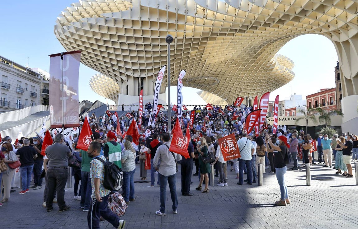 Los trabajadores de Caixabank se manifiestan en el centro de Sevilla contra los despidos forzosos en la empresa