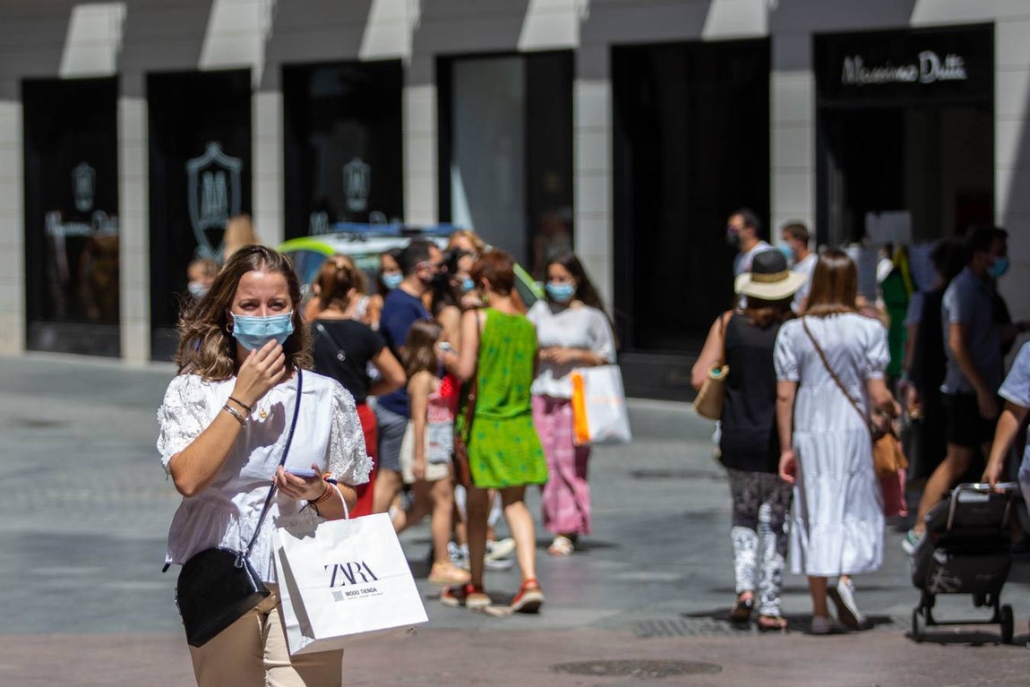 Primer día de rebajas en el centro de Sevilla