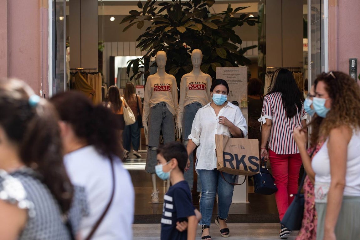 Primer día de rebajas en el centro de Sevilla