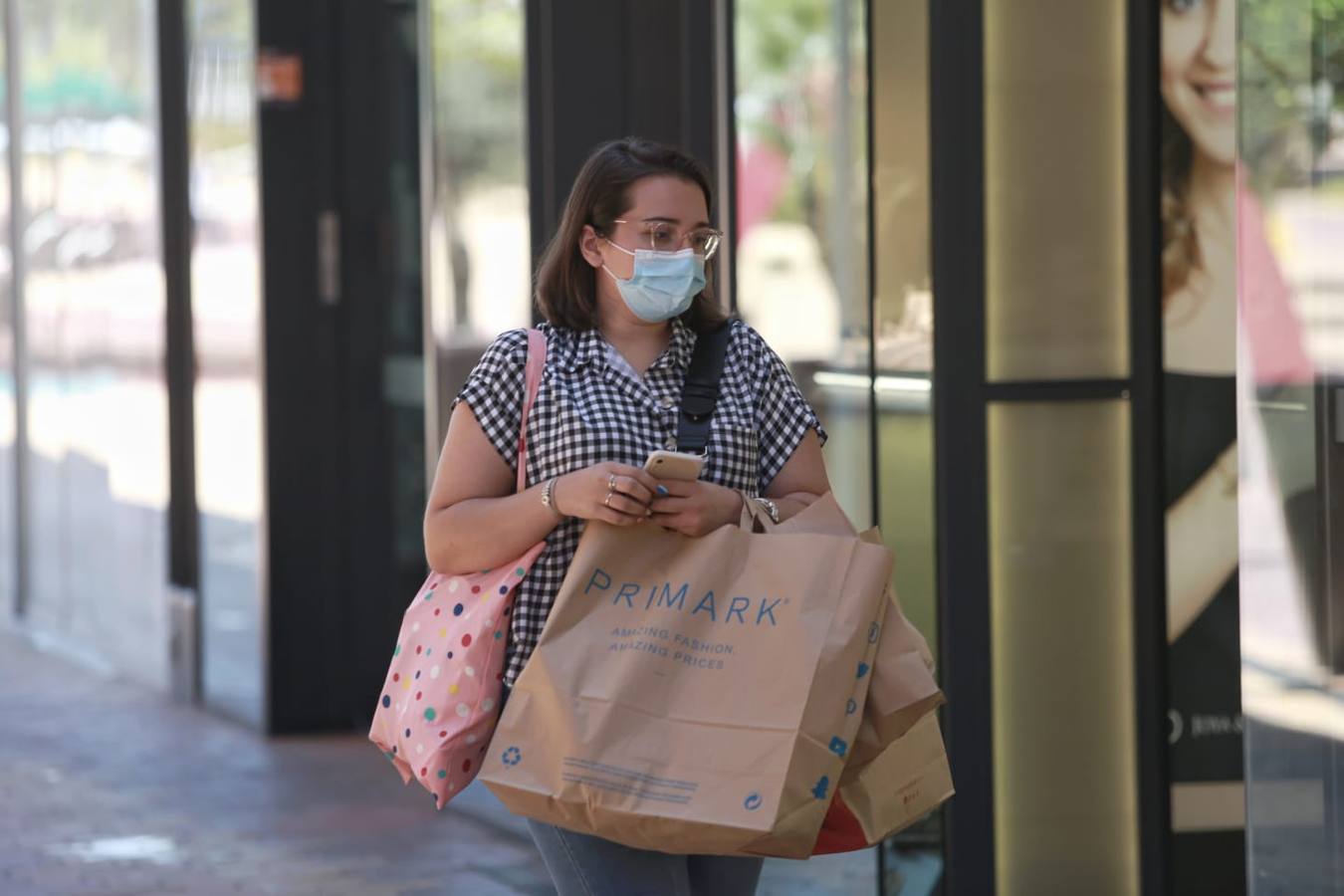Menos colas y más ganas de volver a lo de antes durante el primer día de rebajas en Sevilla